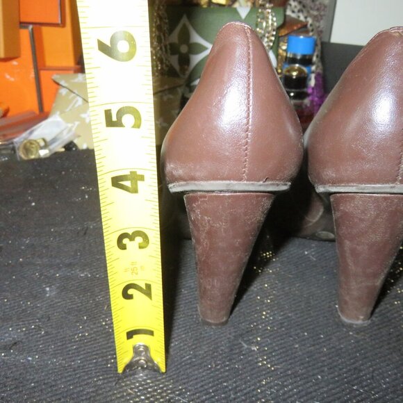 BOGO BCBGeneration BCBGirls Brown Leather Retro Prep Chunky Heel Button Pumps 8 - Picture 5 of 12